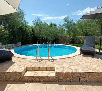 Krk okolica- kuća 200m2 na mirnoj lokaciji s bazenom