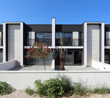 Zadar, Privlaka dvoetažni stan s privatnim vrtom, 400m od mora