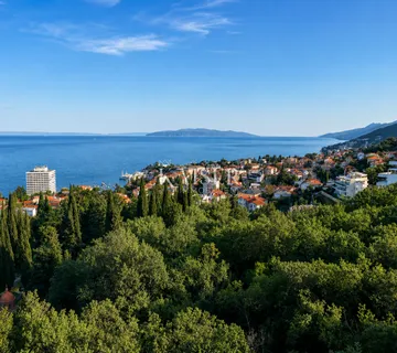 Opatija – Zemljište blizu centra s pogledom na more i investicijskim potencijalom