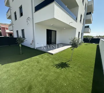 Pag - dvosobni stan 80 m2 s velikim vrtom od 75 m2 pokraj mora