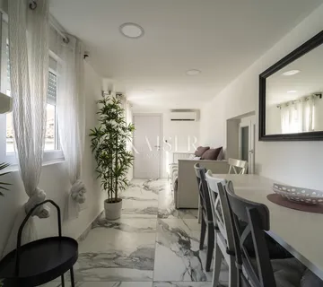 Zadar – Poluotok | Trosoban stan u povijesnoj jezgri - cover