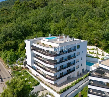 Opatija, novogradnja s liftom, apartman u prizemlju s pogledom na more