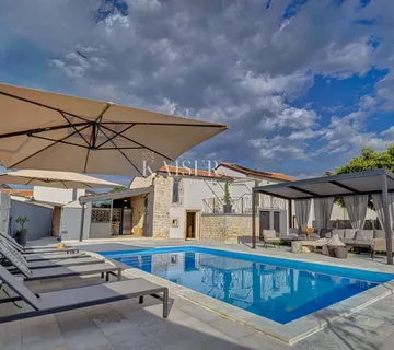 Istra, Sv.Lovreč kamena vila s bazenom - cover