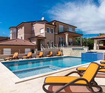 Istra, Valtura- jedinstvena vila 450m2 s košarkaškim terenom, spa zonom i grijanim bazenom - cover