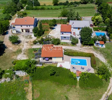 Istra, Žminj - obiteljsko imanje, 2 kuće s bazenima i 1 poslovni prostor - Križanci, Žminj
