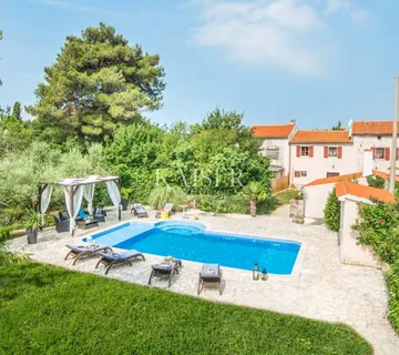 Istra, Marčana- rustikalna kuća 180m2 s bazenom