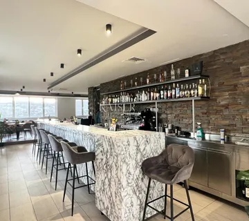Rijeka, Škurinje - caffe bar 110m2+100m2 terase - cover