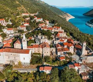 Istra, Labin - renovirana kuća s tri stana, 270 m2