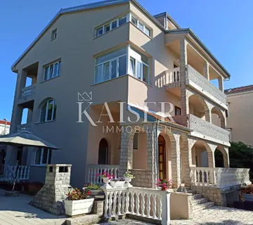 Otok Krk, Malinska - kuća sa 6 apartmana 300 m od mora - cover