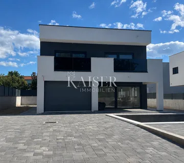 ZADAR – PRIVLAKA | Moderna kuća s grijanim bazenom, garažom i prostranom okućnicom - Zaton, Nin