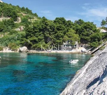 Otok Hvar - kuća prvi red do mora - cover