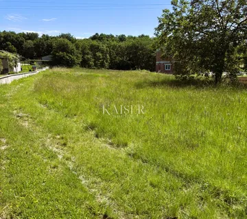 Istra, okolica Tinjana - građevinsko zemljište 2431m2 - Žužići, Tinjan