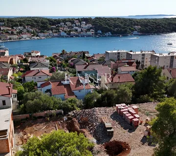 Mali Lošinj - građevinsko zemljište 581 m2 s pogledom na more