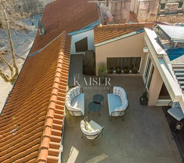 Zadar, Poluotok, dvoetažni stan na vrhu povijesne zgrade s krovnom terasom u krošnji stoljetnih platana