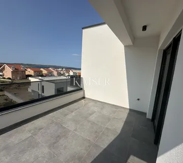 Pag, Povljana - trosobni stan, veliki balkon, 300 m od mora