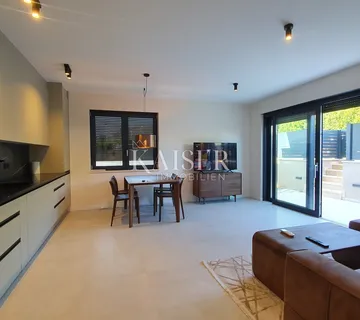 Istra - Poreč, luksuzan stan u prizemlju 500 m od mora