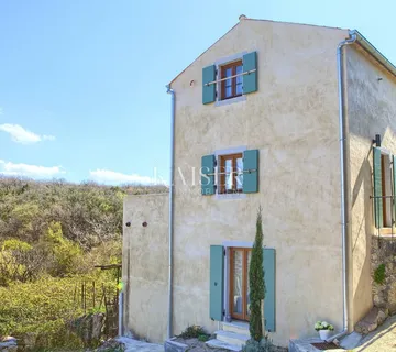 Otok Krk, Dobrinj- šarmantna kuća 71m2, jucuzzijem i 450m2 okućnicom