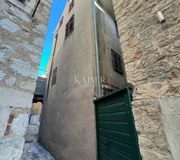 ŠIBENIK, STARI GRAD – KAMENA KUĆA S POTENCIJALOM KOD KAZALIŠTA - cover