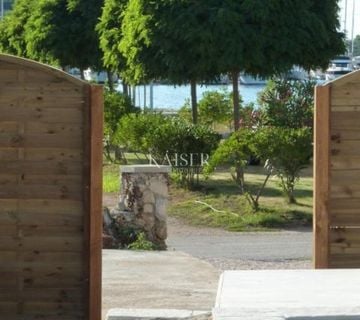 Otok Ugljan, Sutominšćica - Kamena kuća prvi red uz more - cover