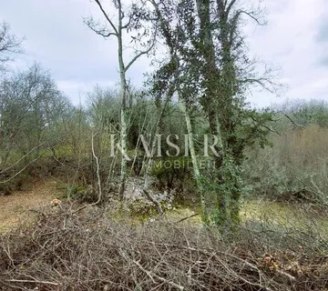 Krk, Malinska - građevinsko zemljište mirna lokacija okružena zelenilom 2068 m2 - cover