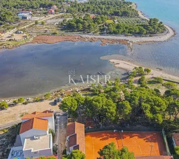 Šibenik, Zablaće- Turističko ugostiteljski kompleks 1. red uz more