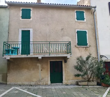 Buje, Istra, kuća u nizu u staroj jezgri grada - cover