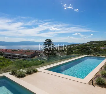 Otok Krk, Vrbnik - stan S2, 3S+DB sa okućnicom i bazenom