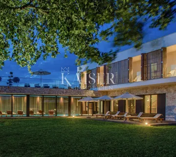 Istra, Poreč, impozantna vila sa zatvorenim bazenom i pogledom na more - cover