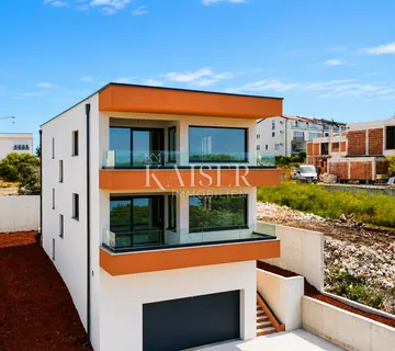 Istra, Medulin- luksuzni stan 59m2 uz more s okućnicom