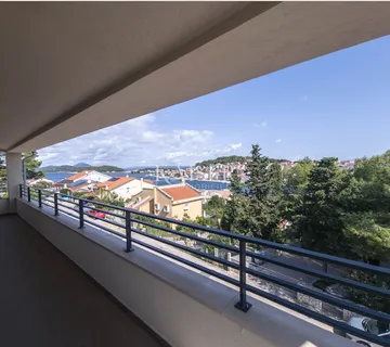 Mali Lošinj – Luksuzan stan u novogradnji s pogledom na more, lođom, vrtom, garažom i parkingom, 101,30 m²