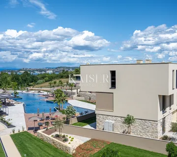 Istra, Umag, Savudrija - luksuzna vila u resortu, 275m2, na raspolaganju sve usluge u resortu - cover