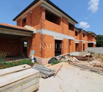 Istra, Pula- dvojna kuća 170m2 s bazenom u rohbau - cover