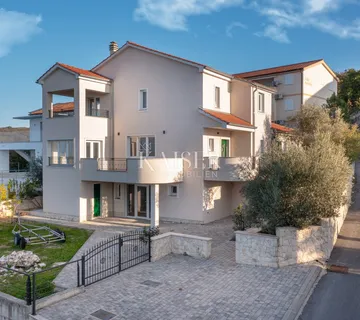 Krk, Klimno - kuća 266m2 na predivnoj lokaciji uz more - Klimno, Dobrinj