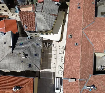 Novi Vinodolski, centar - poslovni prostor sa stanom i garsonjerom