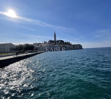 Rovinj, stilski uređen apartman u staroj jezgri - prvi red do mora - cover