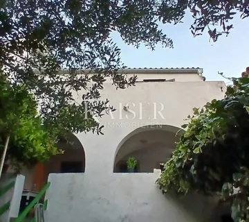 Otok Cres-Lošinj, Osor, bivši samostan, 50 m od mora - cover