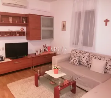 Istra, Novigrad, dvosoban apartman s prostranim vrtom