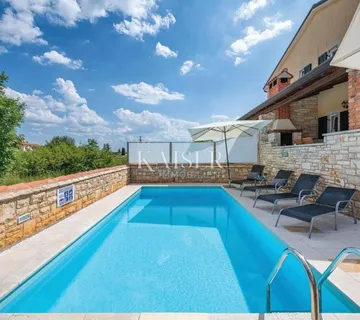 Istra, Umag, dvojna kuća s bazenom, 300m od mora