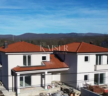 Matulji - dvojna kuća s bazenom na mirnoj lokaciji