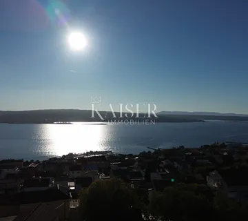 Crikvenica – stan, 2S+DB, novogradnja s pogledom, terasa i parking