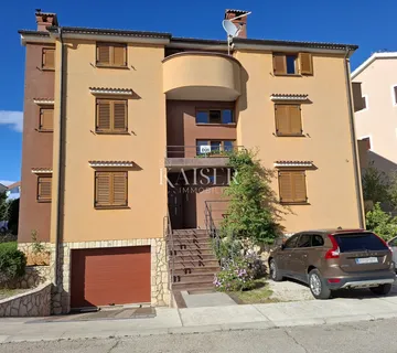Otok Cres, Cres, kuća sa više apartmana