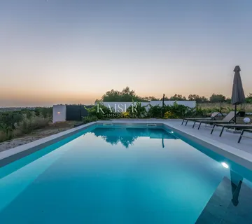 Zadar -luksuzna vila s bazenom u oazi zelenila - Crno, Zadar