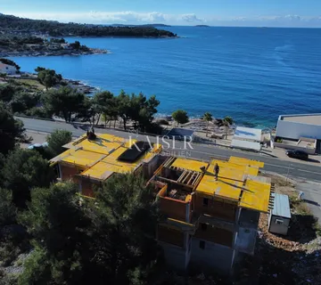 Primošten - Ekskluzivan stan na prvom katu, 20 m od mora s prostranom terasom