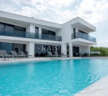 Crikvenica, elegantna vila s bazenom i jedinstvenim pogledom