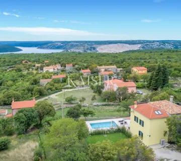 Istra, Labin - prilika, kuća s bazenom na velikoj okućnici i pogledom na more, 120 m2