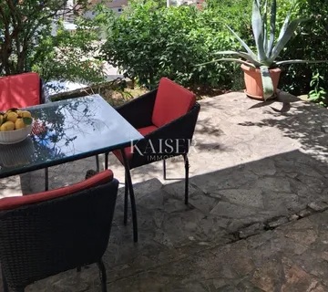 Trogir, Čiovo, prizemlje s terasom i vrtom 250m od mora