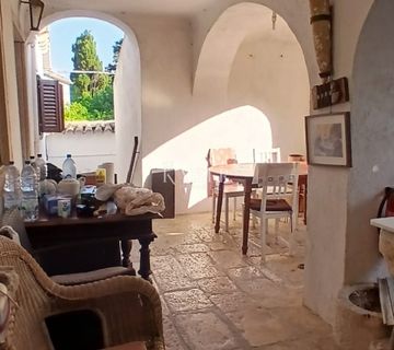 Otok Cres-Lošinj, Osor, više kuća u nizu, 50 m od mora - cover