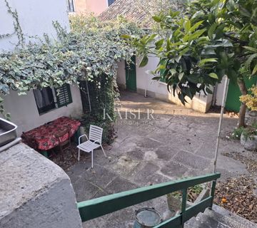 Otok Cres-Lošinj, Osor, bivši samostan, 50 m od mora - cover