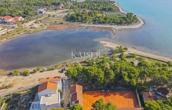 Šibenik, Zablaće- Turističko ugostiteljski kompleks 1. red uz more - cover