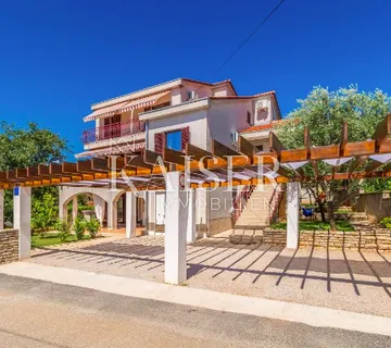 Otok Krk, Pinezići - samostojeća kuća 410m2 - Pinezići, Krk